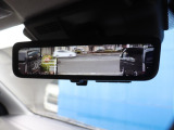 メーカーオプションのデジタルインナーミラーは後部に荷物が載っていても映し出してくれます