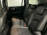 【リアシート】屋根までの高さがある車のため、大人の方でも圧迫感が少なく乗車出来ます。足元は広く取られているため、ゆったりとお乗り頂けます。