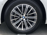 BMW純正17インチホイール。洗練されたデザインで、足元の個性を引き立てます。