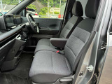 運転席シートには肘掛もついてます。