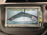 リバースギアに入れるだけで後方の表示へ切り替わります。夜間や雨の日の駐車も楽になりますよ。