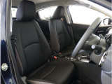 【清潔感のある運転席&助手席】隅々までクリーニングの行き届いた運転席&助手席。目立ったシミや汚れ等もございません。快適なドライブをどうぞ。