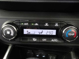 オートエアコンです。車内を設定温度に保ち、快適空間をキープします。