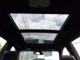車内を明るく開放的にするサンルーフを装備しています。