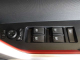 パワーウィンドウスイッチで運転席から全席の窓の開閉ができます。