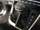 オートマチックシフトレバーは、手になじみ操作しやすい形状で安全運転にもつながります♪