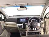 【前方視界】開放的な前方視界!運転がしやすく疲れにくいです♪窓が大きく、見通しがとっても良いおクルマですよ♪