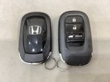 スマートキーを装備しています。鍵を差し込むことなくドアロックの開け閉めと、スタートボタン操作でのエンジンスタートができます。ボタン操作でトランクが開けられる電動テールゲートのボタンもついています。