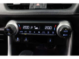 運転席と助手席、それぞれ温度調節ができ、オールシーズン快適なオートエアコンとなっております!