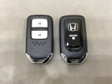 スマートキーを装備しています。鍵を差し込むことなくドアロックの開け閉めと、スタートボタン操作でのエンジンスタートができます。スペアキーも同じものを用意しております。