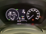 ハイブリット車専用のメーターです。右側の大型スピードメーターに加え、ステアリングスイッチを使って左のマルチインフォメーション・ディスプレイで燃費や動力伝達などの情報が見れるようになっています。