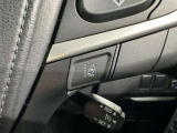 レーンディパーチャーアラートとは車線または走路からの逸脱の可能性を警告すると共に、車線または走路からの逸脱を避けるためのハンドル操作の一部を支援する機能です。詳細は販売店スタッフまでおたずねください。