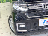【LEDヘッドライト】悪天候や夜間走行時も良好な視界を確保し安心して運転できる高輝度LEDヘッドライトを装備!点灯速度が早く、消費電力も抑えられています。