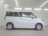 リアには左右スライドドアを採用。狭い駐車場でも開閉しやすく、強風の日でもドアが煽られにくくなっております。小さなお子さまやご年配の方も安心して乗り降りできます。