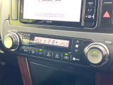 【オートエアコン】一度お好みの温度に設定すれば、車内の温度を検知し風量や温度を自動で調整。暑い&hellip;寒い&hellip;と何度もスイッチ操作をする必要はありません。快適な車内空間には必須の機能ですね♪