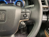 前方の車との車間を設定し、スピードを上げたり緩めたりを自動で行ってくれる追尾式の「レーダークルーズ」。上級装備の一つです!高級車にしかつかない嬉しい機能です。
