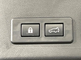 【パワーバックドア】スマートキーや運転席のボタンを押すだけでリアゲートが自動で開閉します!荷物を持っている時や、高い位置にあるバックドアを閉める際に便利な機能です♪
