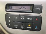 【オートエアコン】一度お好みの温度に設定すれば、車内の温度を検知し風量や温度を自動で調整。暑い&hellip;寒い&hellip;と何度もスイッチ操作をする必要はありません。快適な車内空間には必須の機能ですね♪