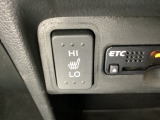 前席の左右別々のシートヒータースイッチが付いています。HiとLoの2段階で温度設定ができます。