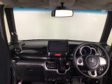 【前方視界】開放的な前方視界!運転がしやすく疲れにくいです♪窓が大きく、見通しがとっても良いおクルマですよ♪