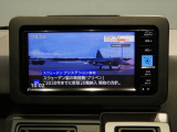 【車内でのひとときを楽しく】テレビの視聴機能も備わっています。休憩中や待ち合わせのちょっとした時間も、退屈せずに心地よく過ごせる嬉しい装備です。
