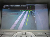 ナビ画面にサイドブラインドモニタ-の映像を映し出しています。  狭い場所での車庫入れをサポ-トしてくれる便利アイテムです。