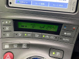 【オートエアコン】一度お好みの温度に設定すれば、車内の温度を検知し風量や温度を自動で調整。暑い&hellip;寒い&hellip;と何度もスイッチ操作をする必要はありません。快適な車内空間には必須の機能ですね♪