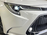【LEDヘッドライト】悪天候や夜間走行時も良好な視界を確保し安心して運転できる高輝度LEDヘッドライトを装備!点灯速度が早く、消費電力も抑えられています。