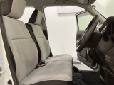 広い足元に肘掛けもついたゆったり座れるシートです。運転席と助手席の間が空いているため、助手席側への移動がスムーズです。交通量の多い道でも、助手席側から乗り降りができます。