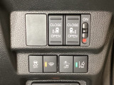 両側電動スライドドアは運転席から操作ができるよう、操作スイッチが付いています。Hondaセンシング用のVSA(ABS+TCS+横滑り抑制)解除と路外逸脱抑制機能などのスイッチがあります。