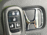 【Hondaスマートキー】カバンやポケットに入れたままでもドアの施錠・解錠が可能なスマートキーを装備。エンジンのオン・オフ時もカギを取り出す必要が無いからとっても便利です♪