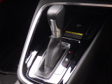手に馴染むフロアシフトで、運転がさらに直感的で快適に。スタイリッシュなデザインとスムーズな操作感が、毎日のドライブをもっと楽しくします