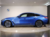 【拘りのFR】BMWが多く採用するFR車。ダイレクトでスポーティな加速感・シャープなハンドリングを実現。縦置きエンジンレイアウトにより、フラットで上質な乗り味です。
