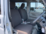 低めの乗降ステップ!体格に合わせて運転姿勢を取りやすくした運転席などこだわりのフロントシート!消毒済みなので安心!
