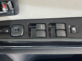 【電動格納ミラー】サイドミラーは電動格納式となっており、狭い駐車場でもキズがつくリスクを抑えられます。