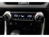 運転席と助手席、それぞれ温度調節ができ、オールシーズン快適なオートエアコンとなっております!