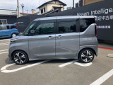 左右のハンズフリーオートスライドドア!足だけでも、開く& 閉まる。まるで、魔法のトビラです。