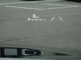 カラーヘッドアップディスプレイ付き。少ない視線移動で情報を確認できるので、運転の疲労軽減に繋がりますよ♪