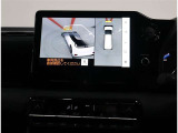 サイドクリアランスビュー表示中に、旋回時の運転操作に合わせて自動で車両を斜め後方から見たような映像を表示。