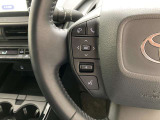 運転中、オーディオの操作をしてて、ハッとしたことはありませんか?ステアリングスイッチは、運転中でもハンドルでオーディオの操作が可能です。安全なドライブをサポートします。