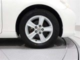 タイヤサイズは(215/60R16)で純正アルミホイールです。