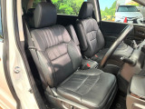 【黒革シート】上質な本革を使用し、高級感あふれる黒革シート。常に体に触れる部分だから、座り心地の良さにはこだわりたいですね♪汚れの付着や劣化を抑制する内装コーティング施工もおススメですよ♪