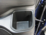 運転席右側のドリンクホルダーです。
