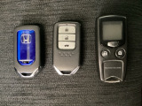 スマートキーを装備しています。鍵を差し込むことなくドアロックの開け閉めができます。トランクが開けられるトランクオープナーもついています。加えて、純正リモコンエンジンスターター用の操作キーもついています
