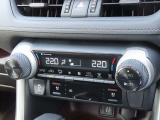 デュアルオートエアコン搭載☆運転席と助手席でエアコンが独立しているのでドライバーも同乗者もより快適にドライブができます♪