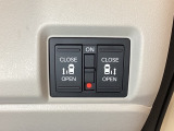 リアドアは乗り降りに便利な両側電動スライドドアです。また運転席に座っていながらスイッチ操作で自在にスライドドアを開け閉めできます。