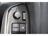 鍵の施錠開錠に合わせてドアミラーが開閉するオート格納機能付きのドアミラー。少し離れた場所からでも見た目で鍵の閉め忘れの確認が出来る便利な機能です。