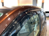 【ドアバイザー】雨の日でも窓を少し開けて換気可能。車内を快適に保ち、日常の使用も安心です。
