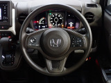 ハンドル左側にはオーディオ操作が出来るオーディオリモートコントロールスイッチ、右側にはHonda SENSINGとオートクルーズコントロールのスイッチを装備!