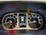 様々な車両情報を表示できるTFTマルチインフォメーションディスプレイを中央に配した視認性の高い大型2眼メーターです